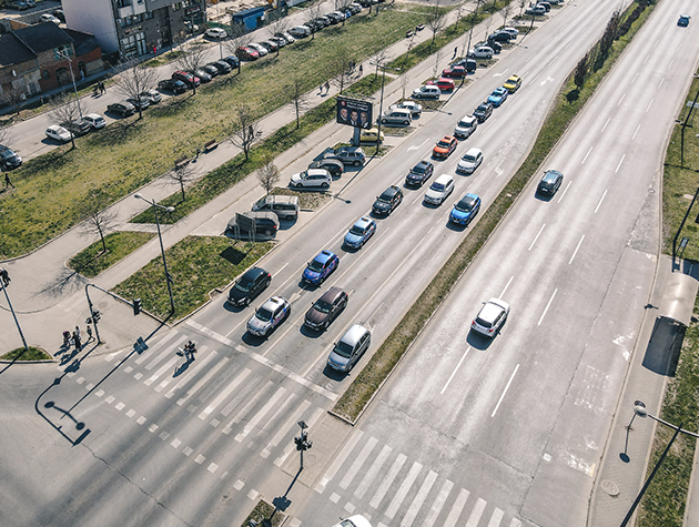 Ptičija perspektiva svih automobila auto škole Alunno na Bulevaru Evrope u Novom Sadu.