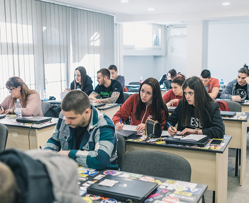 Kandidati za polaganje vozačkog ispita pažljivo prate predavanja i zapisuju u svoje notese.