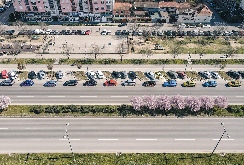 Ptičija perspektiva svih vozila iz auto škole Alunno, u desnoj traci na Bulevaru Evrope u Novom Sadu.