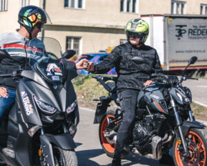 2 instruktora vožnje sede na 2 motora auto škole Alunno.