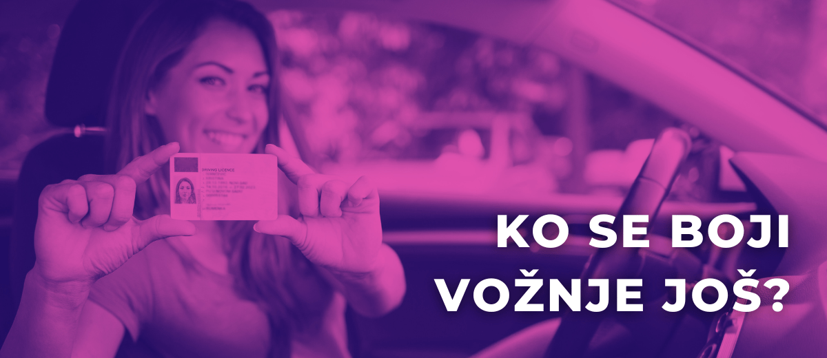 Nasmejana žena sedi u vozilu sa vozačkom dozvolom u rukama.